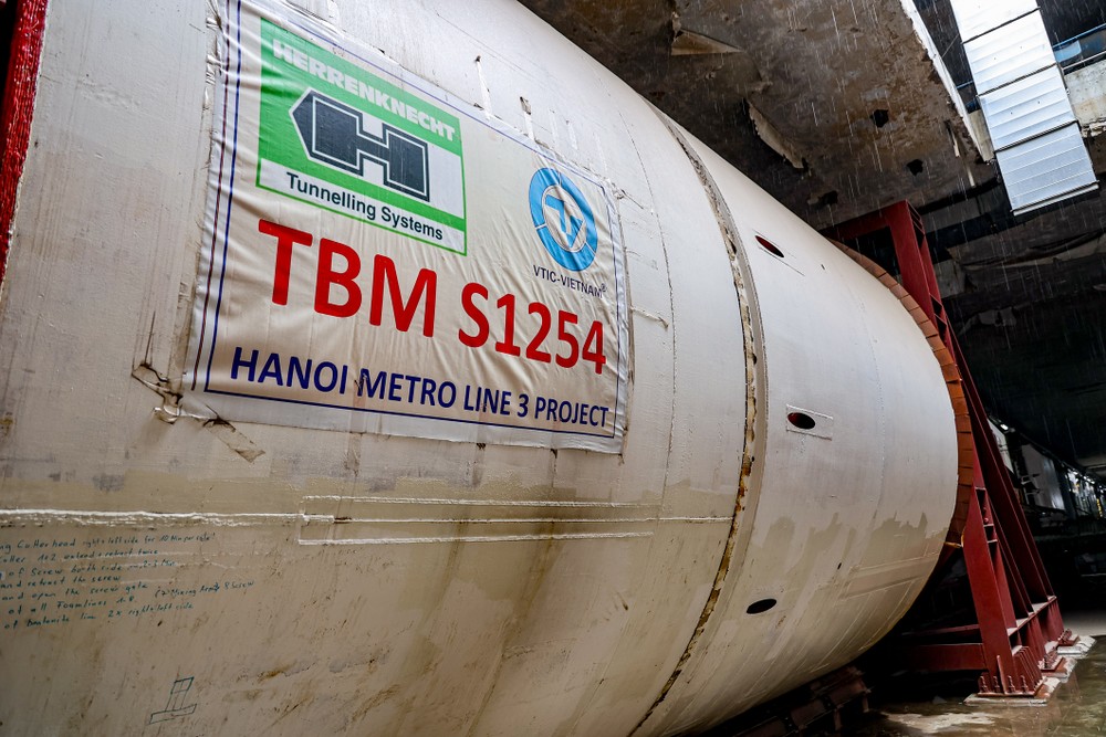 Robot đào hầm nối thông 4 ga ngầm tuyến đường sắt sắp được vận hành.
