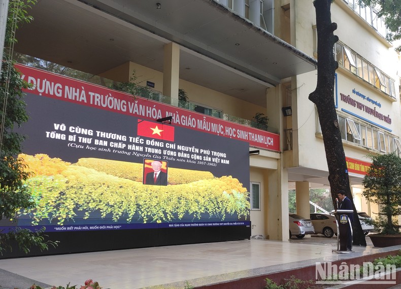 Thầy, tr&ograve; v&agrave; c&aacute;c thế hệ cựu học sinh Trường THPT Nguyễn Gia Thiều d&agrave;nh 1 ph&uacute;t mặc niệm Tổng B&iacute; thư Nguyễn Ph&uacute; Trọng tại lễ tưởng niệm - Ảnh: B&aacute;o Nh&acirc;n d&acirc;n