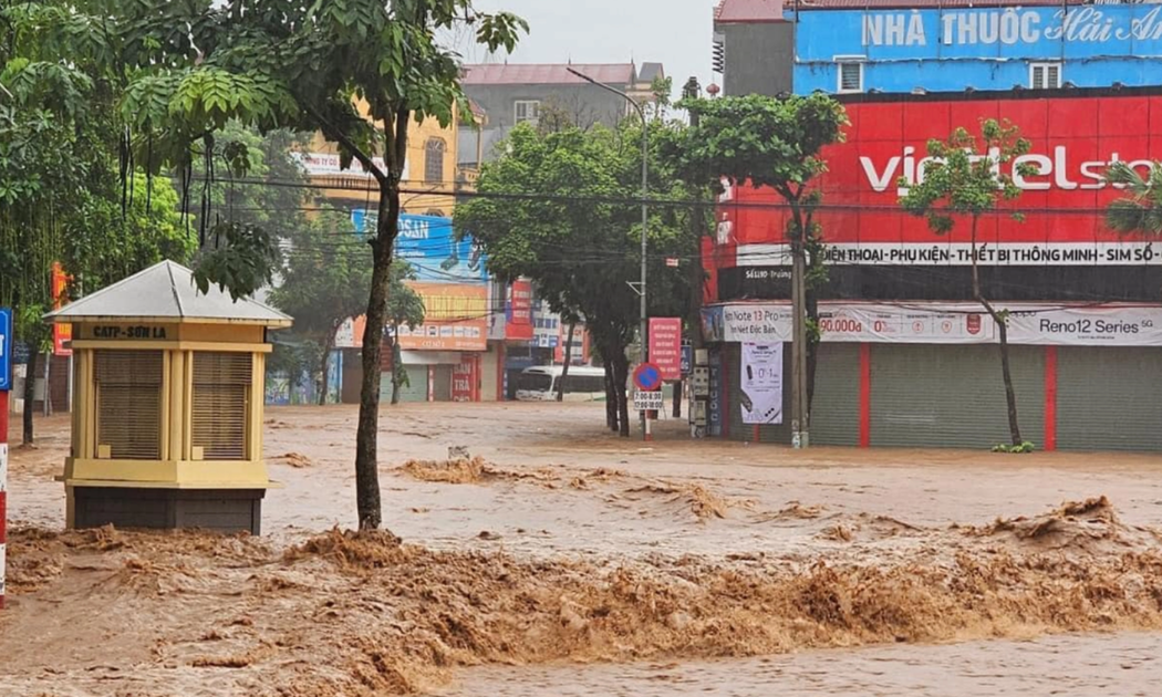 Dòng nước lũ đỏ ngầu chảy trên nhiều đường phố ở TP. Sơn La.