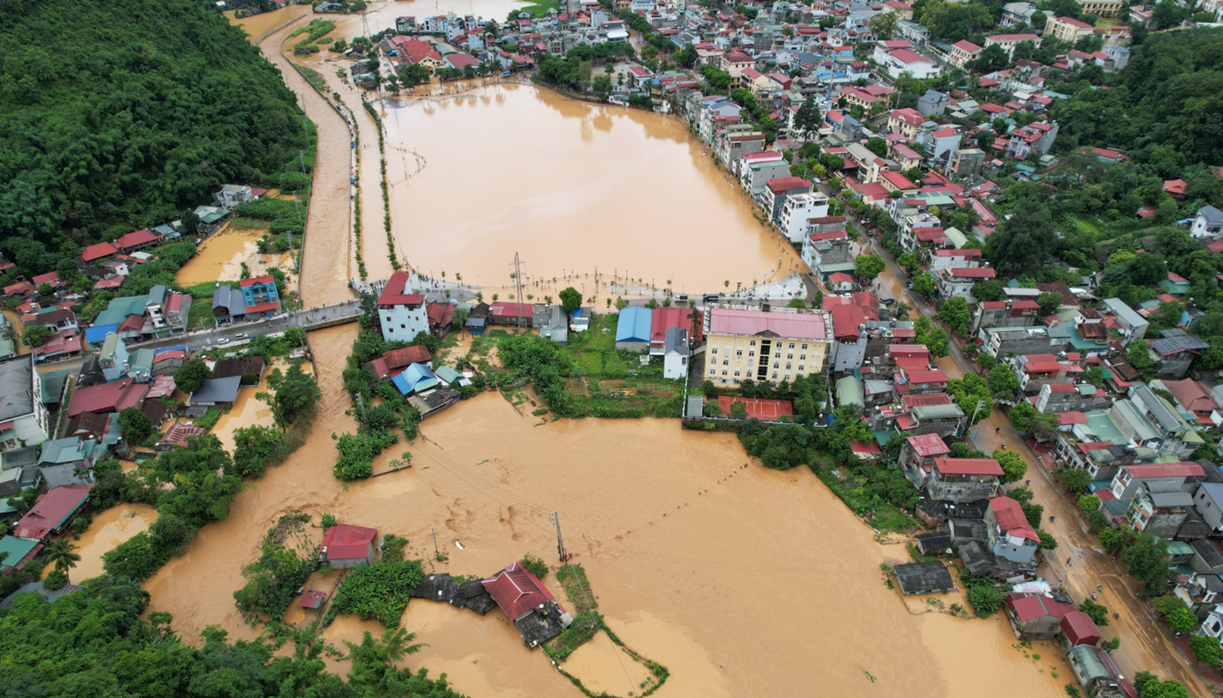Tại trung tâm thị trấn Thuận Châu, huyện Thuận Châu, tỉnh Sơn La nước ngập khắp nơi.