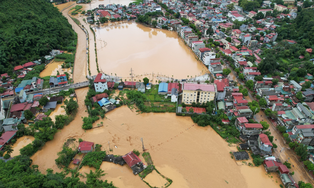 Tại trung tâm thị trấn Thuận Châu, huyện Thuận Châu, tỉnh Sơn La nước ngập khắp nơi.