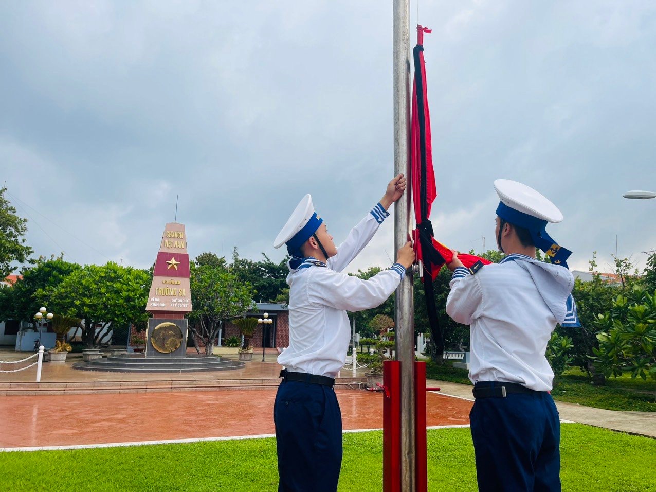 Lễ thượng cờ rủ Quốc tang Tổng Bí thư Nguyễn Phú Trọng diễn ra sáng sớm ngày 25/7 tại đảo Trường Sa. Ảnh:BTL Hải Quân.
