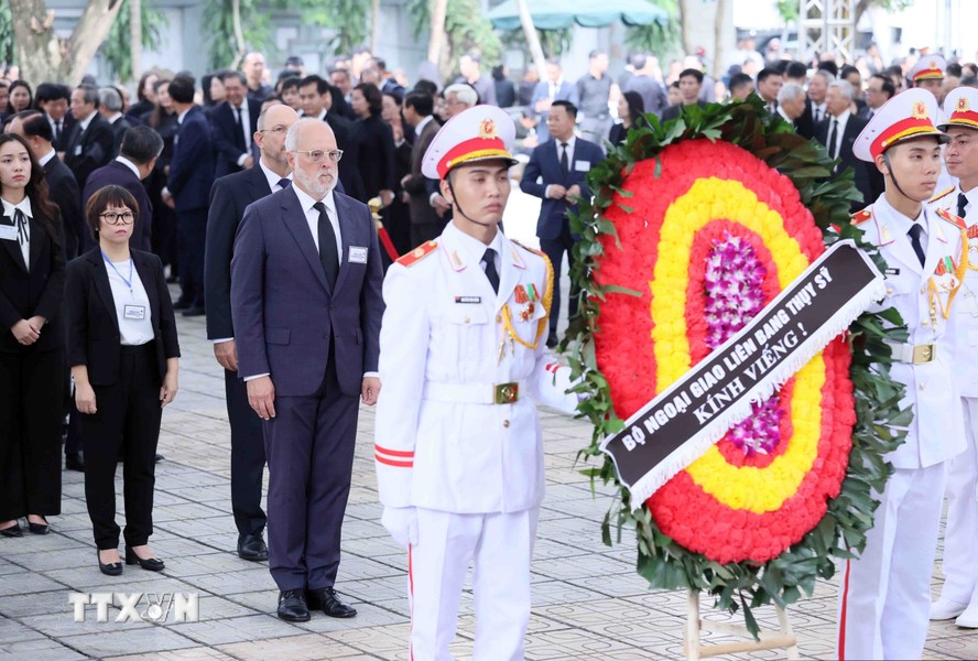 Đoàn Liên bang Thụy Sỹ do Quốc vụ khanh phụ trách ngoại giao (Bộ Ngoại Giao) Alexandre Fasel làm trưởng đoàn viếng Tổng Bí thư Nguyễn Phú Trọng. Ảnh: TTXVN.