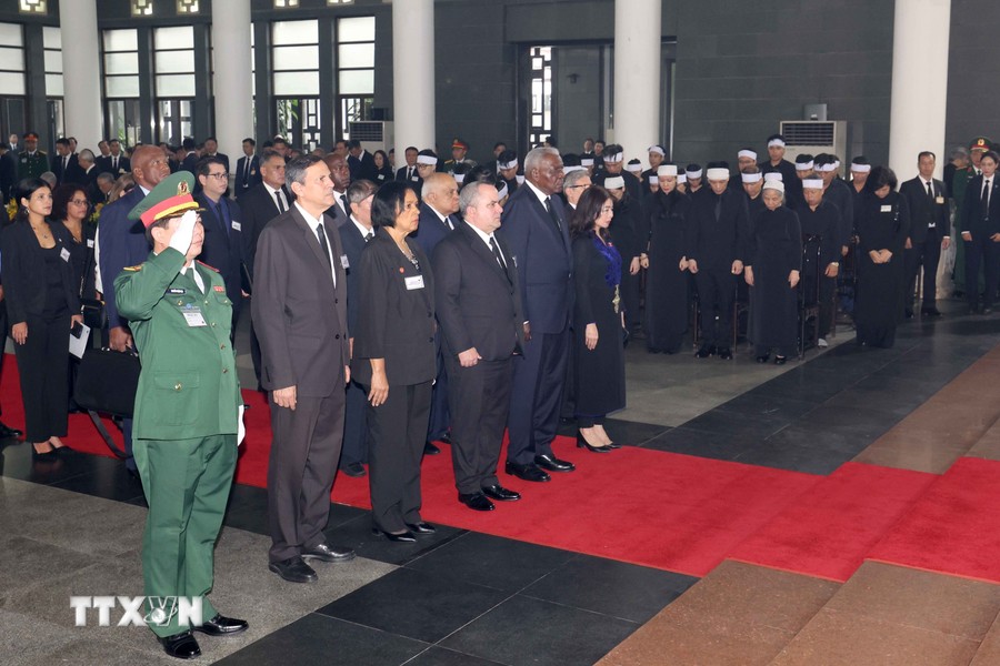 Đoàn Cộng hòa Cuba do đồng chí Esteban Lazo Hernández, Ủy viên Bộ Chính trị, Chủ tịch Quốc hội Chính quyền nhân dân Cuba, làm trưởng đoàn, viếng Tổng Bí thư Nguyễn Phú Trọng - Ảnh: TTXVN