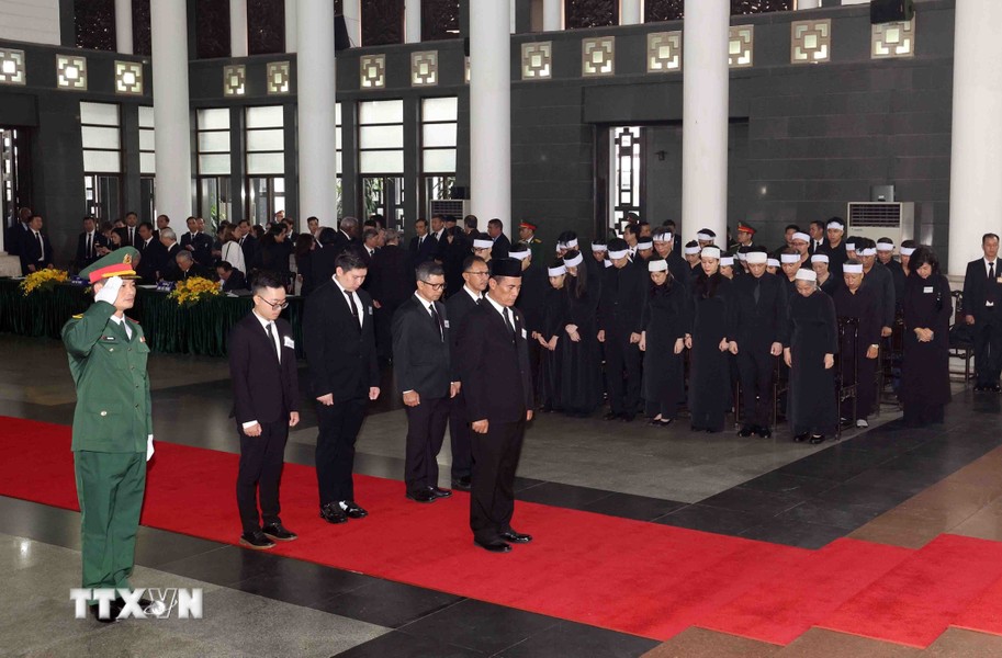 Đoàn Indonesia do Bộ trưởng Nông nghiệp Andi Amran Sulaiman làm trưởng đoàn, viếng Tổng Bí thư Nguyễn Phú Trọng. Ảnh: TTXVN.
