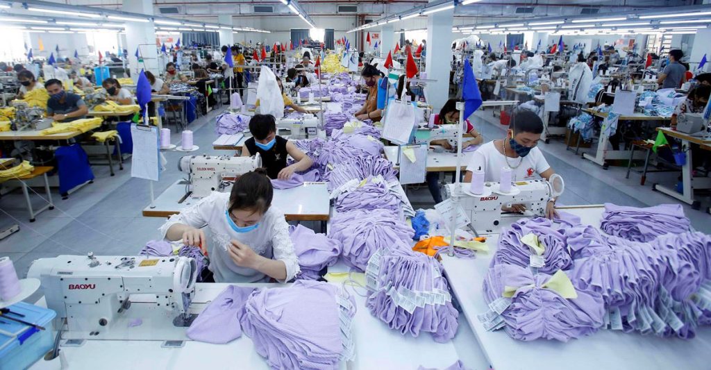 Dệt may là một trong những ngành kinh tế quan trọng của Việt Nam, đóng góp 15% tổng giá trị xuất khẩu và có tốc độ tăng trưởng ổn định hằng năm 12%. Ảnh minh họa.