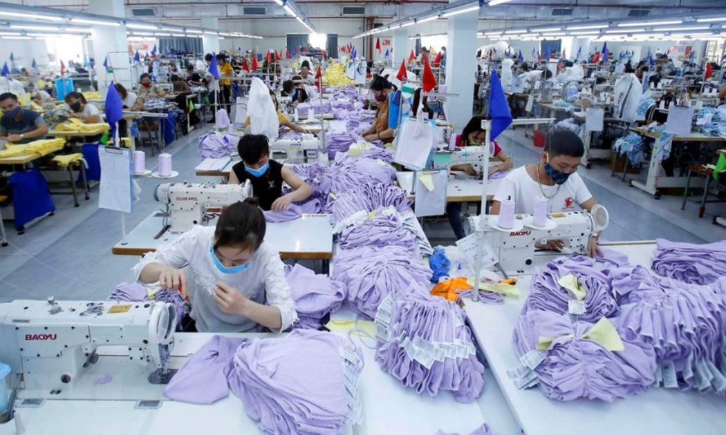 Dệt may là một trong những ngành kinh tế quan trọng của Việt Nam, đóng góp 15% tổng giá trị xuất khẩu và có tốc độ tăng trưởng ổn định hằng năm 12%. Ảnh minh họa.