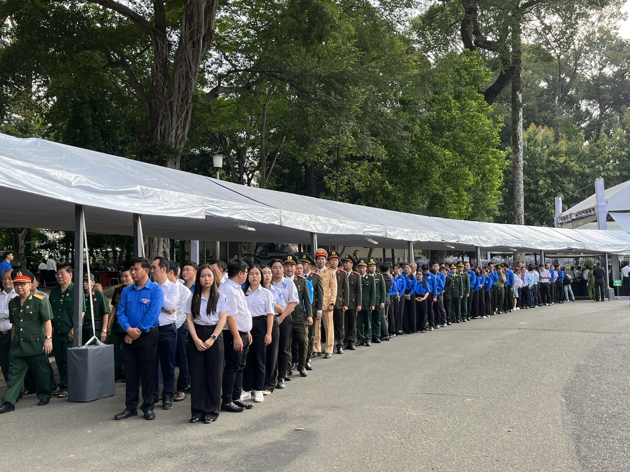 Trước đó, từ 5h, những con đường xung quang Hội trường Thống Nhất có rất đông người dân từ TP.HCM và các tỉnh, thành phố phía Nam xếp hàng để đăng ký vào viếng Tổng Bí thư. Ảnh: VGP.