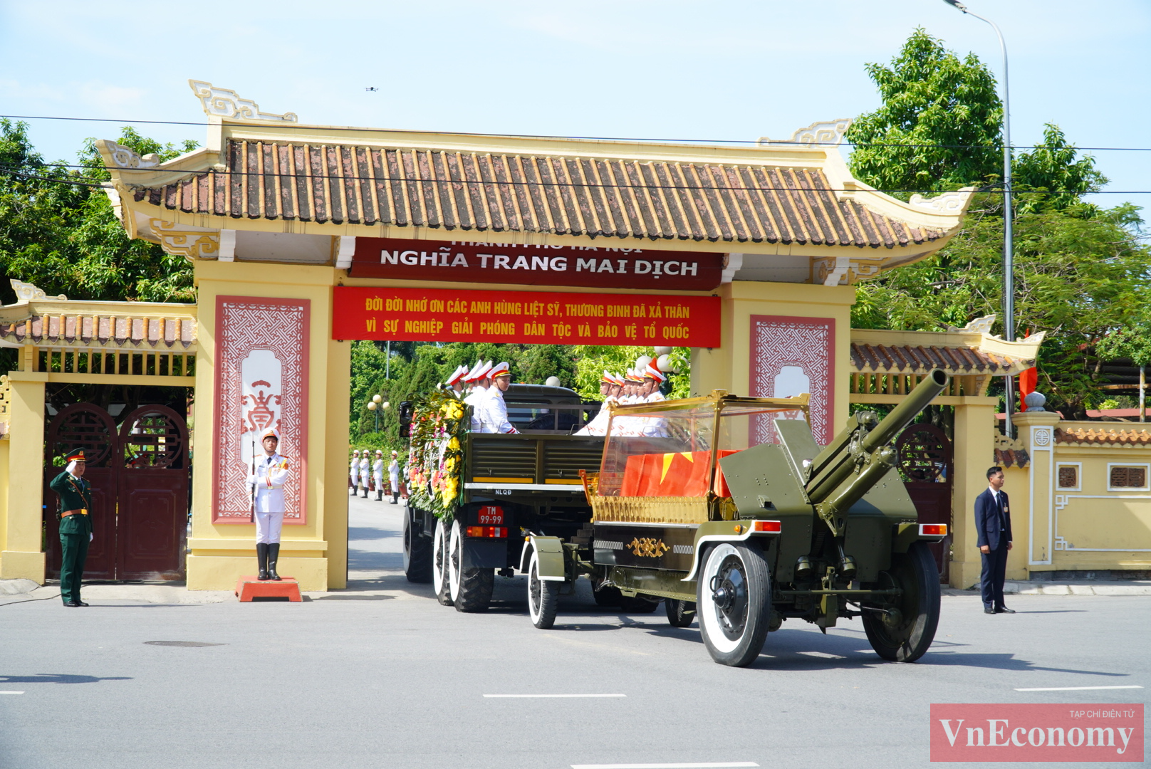 Đoàn xe nghi lễ chở di hài Tổng Bí thư Nguyễn Phú Trọng vào đến Nghĩa trang Mai Dịch trong niềm tiếc thương vô hạn của đồng bào, chiến sỹ cả nước.