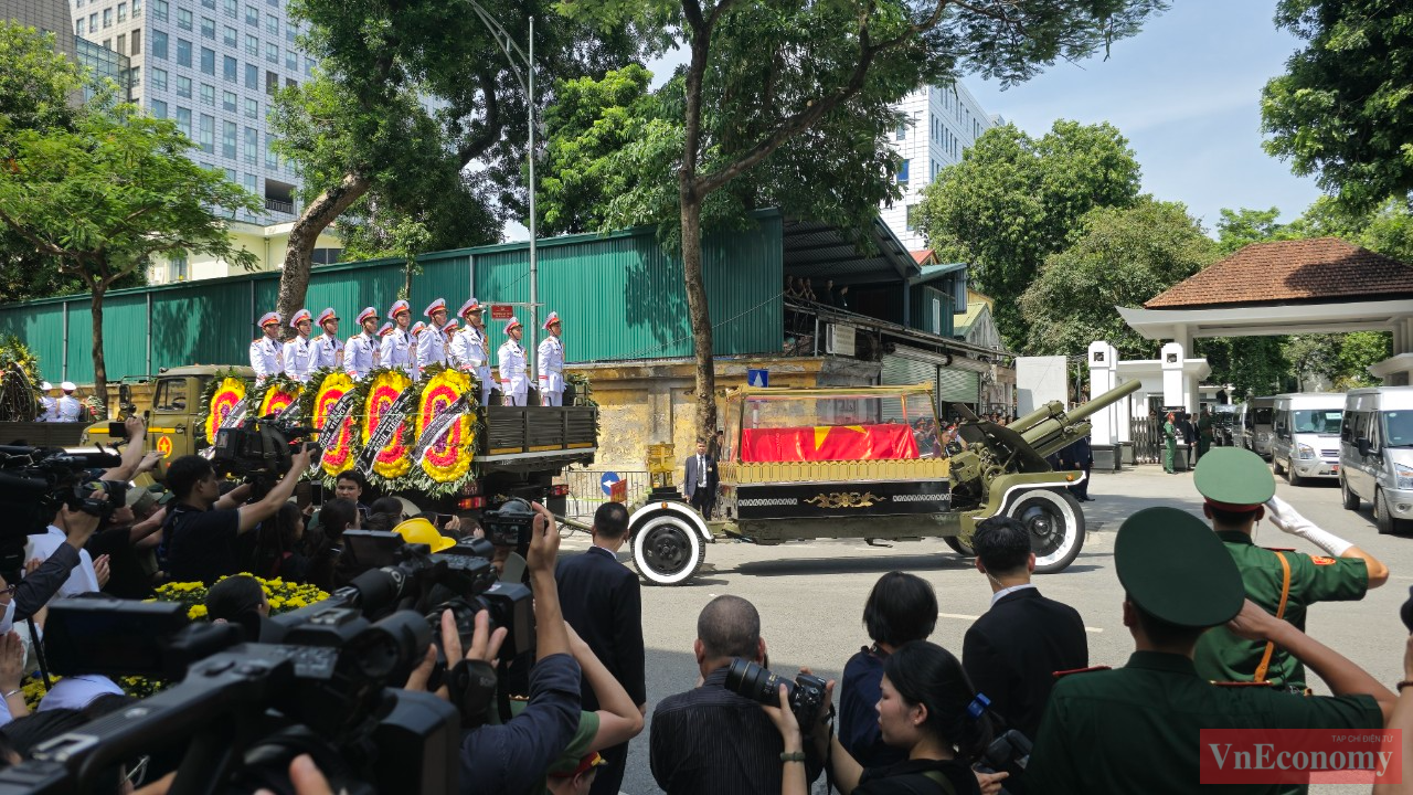 Linh xa đưa linh cữu Tổng Bí thư Nguyễn Phú Trọng rời Nhà Tang lễ Quốc gia số 5 Trần Thánh Tông về nơi an táng tại Nghĩa trang Mai Dịch (Hà Nội).