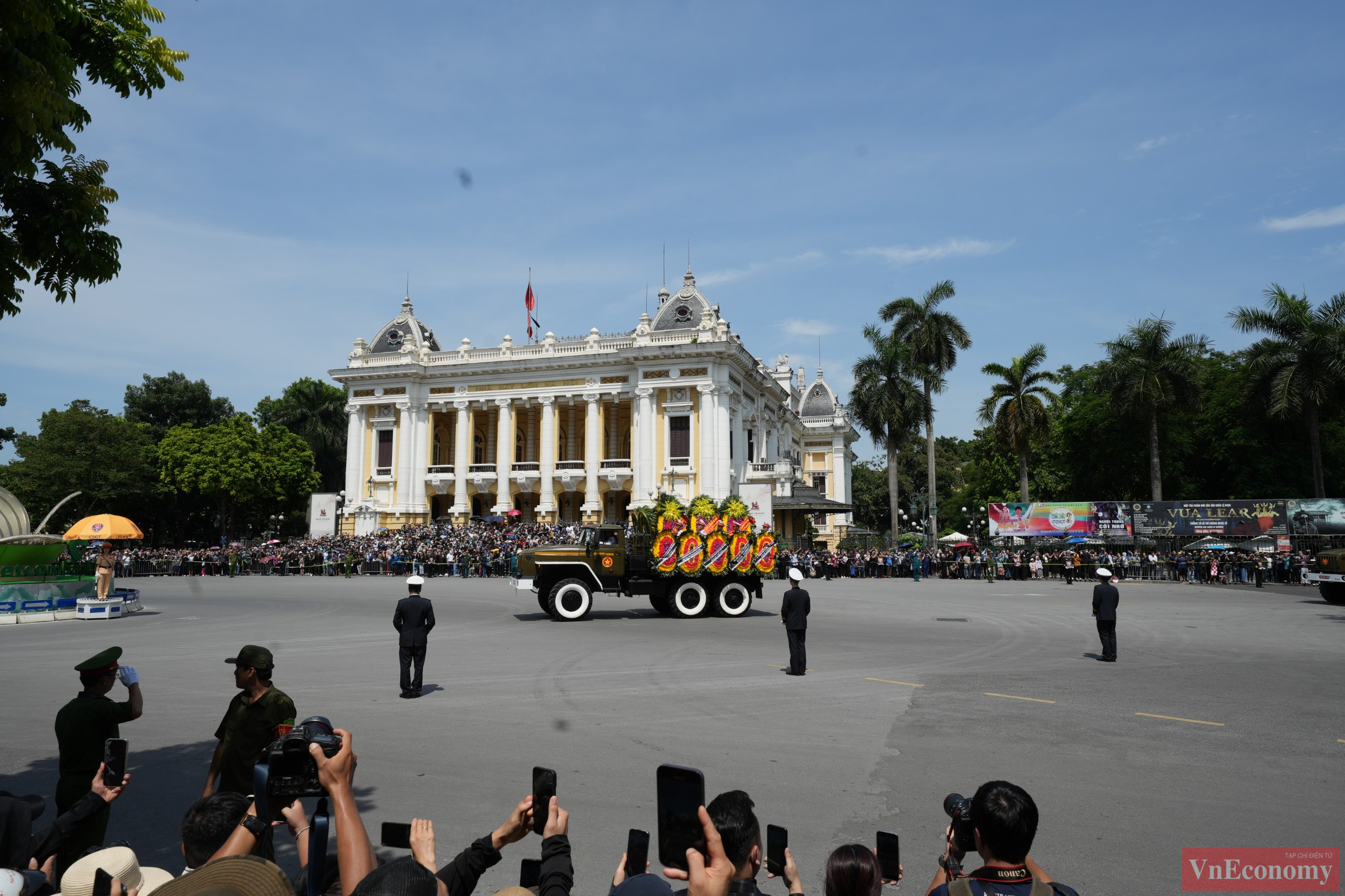Linh xa đi qua c&aacute;c tuyến đường phố ch&iacute;nh của thủ đ&ocirc; H&agrave; Nội.