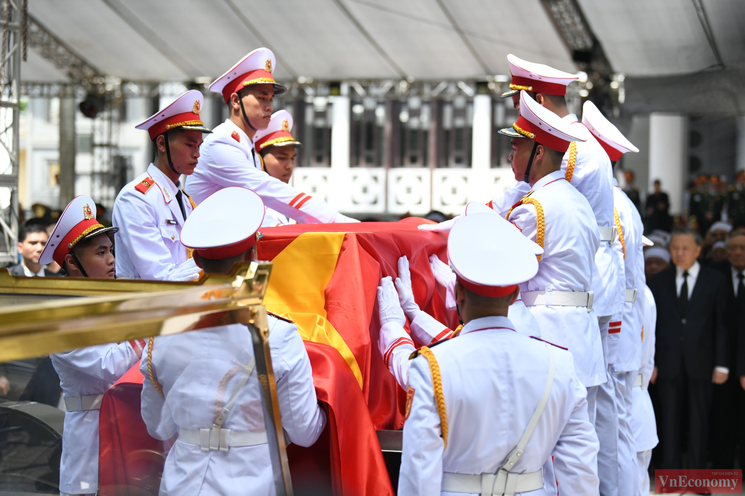 Các đồng chí lãnh đạo, nguyên lãnh đạo Đảng, Nhà nước và đại diện gia đình đã đưa linh cữu Tổng Bí thư Nguyễn Phú Trọng ra linh xa, tiễn đưa đồng chí về nơi an nghỉ cuối cùng.