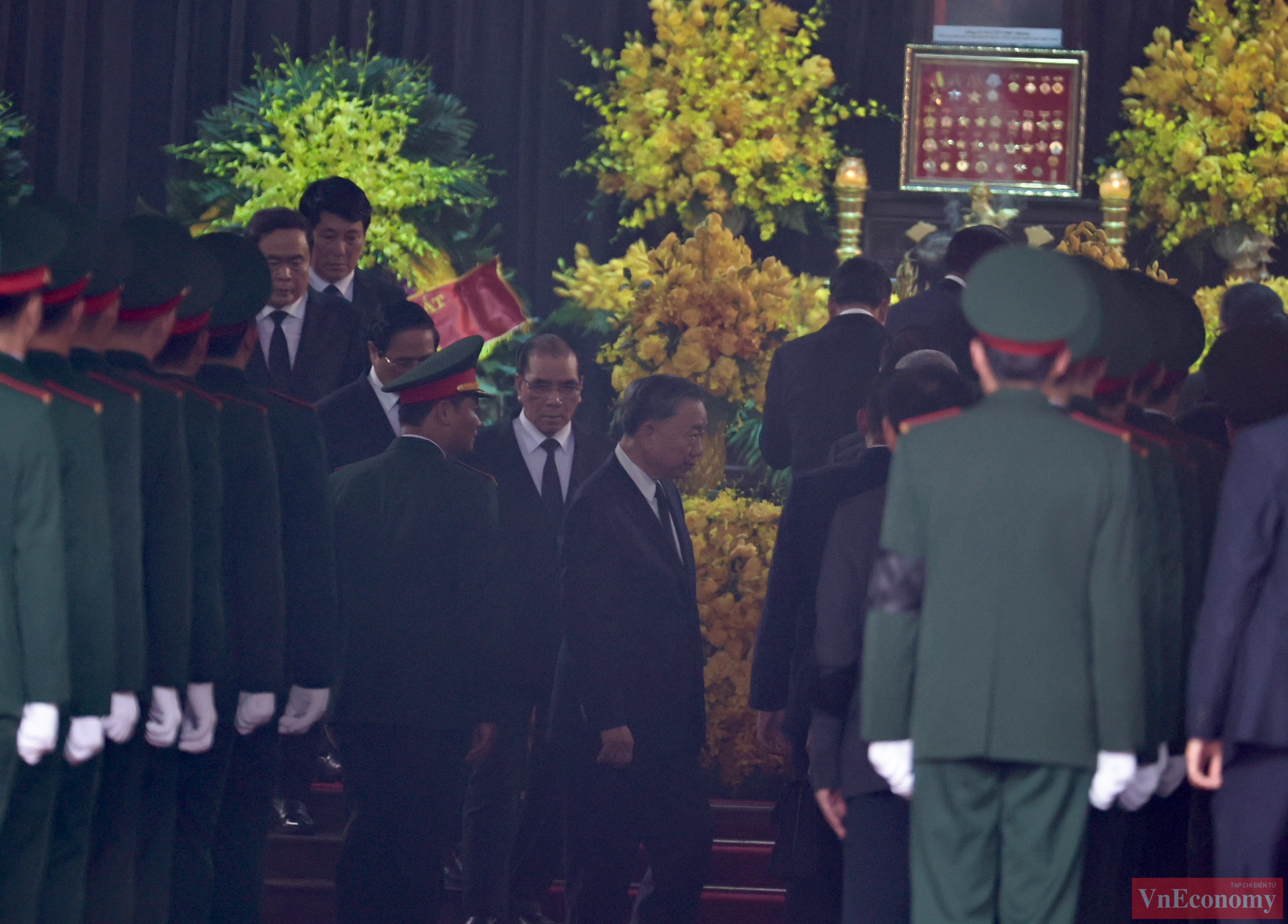 Đại diện gia đình, lãnh đạo, nguyên lãnh đạo Đảng, Nhà nước đi vòng quanh linh cữu, tiễn biệt Tổng Bí thư Nguyễn Phú Trọng.