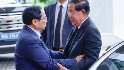PM Chinh meets Cambodian leader 