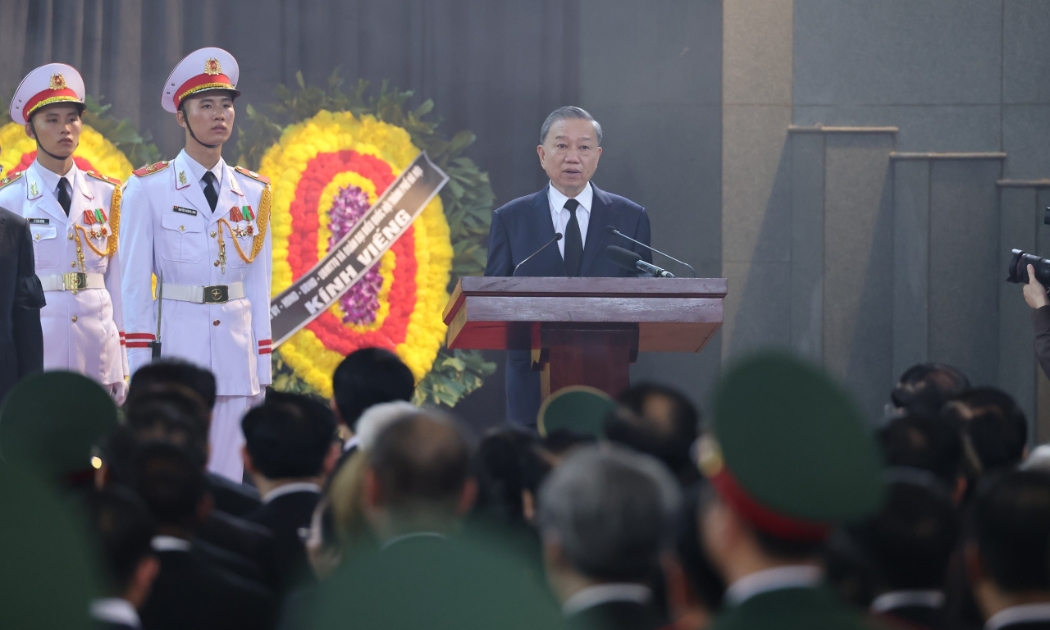Đồng chí Tô Lâm, Ủy viên Bộ Chính trị, Chủ tịch nước, Trưởng Ban Lễ tang đọc Lời điếu. Ảnh: Việt Dũng.