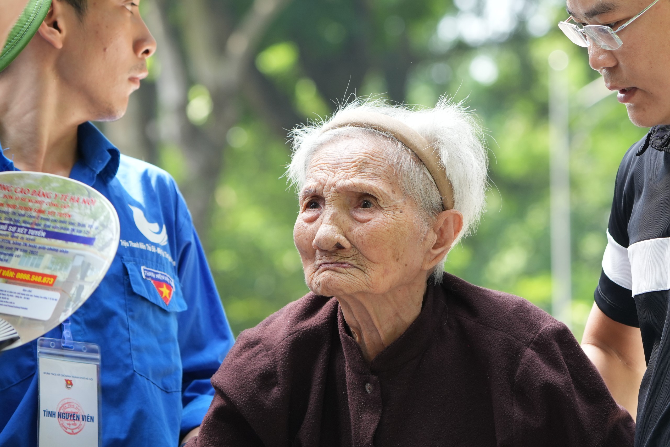 Tổng hợp từ 6 b&aacute;o (Vietnamnet, D&acirc;n tr&iacute;, VNexpress, D&acirc;n Việt, Hải Dương, Tiền phong) ghi nhận: T&iacute;nh đến 10h30 ng&agrave;y 26/7/2024, sổ tang điện tử tr&ecirc;n ứng dụng VNeID ghi nhận 1,82 triệu người truy cập v&agrave; 58,1 ngh&igrave;n lời tiễn biệt Tổng B&iacute; thư Nguyễn Ph&uacute; Trọng.