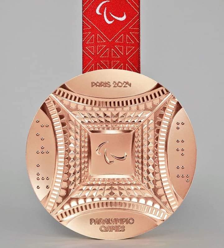 Mặt sau của tấm huy chương Paralympic là hình ảnh tháp Eiffel nhìn trực diện từ dưới chân, một góc độ ít được khai thác từ trước tới nay.