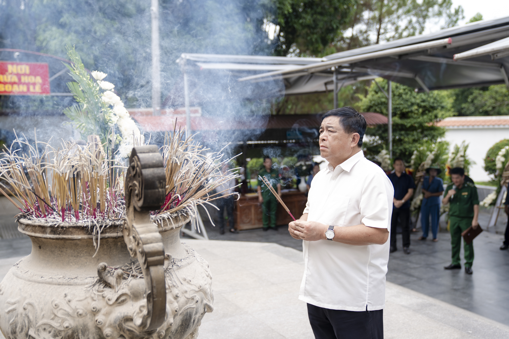 Bộ trưởng Nguyễn Chí Dũng và đoàn công tác dâng hương tại Ngã Ba Đồng Lộc. 