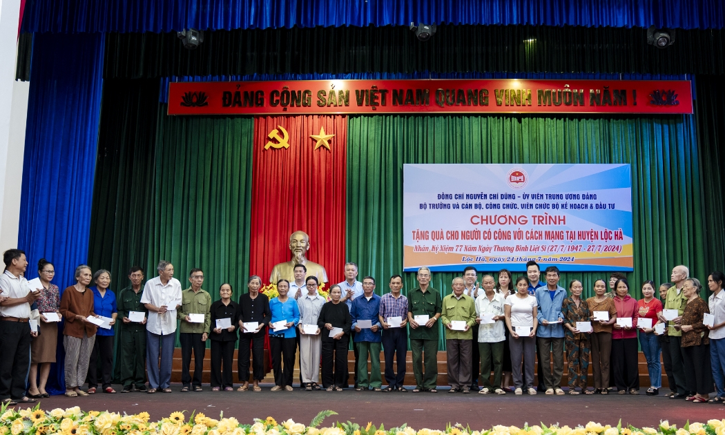 Đoàn công tác của Bộ Kế hoạch và Đầu tư trao tặng quà cho các gia đình chính sách và người có công với cách mạng trên địa bàn huyện Lộc Hà, tỉnh Hà Tĩnh.