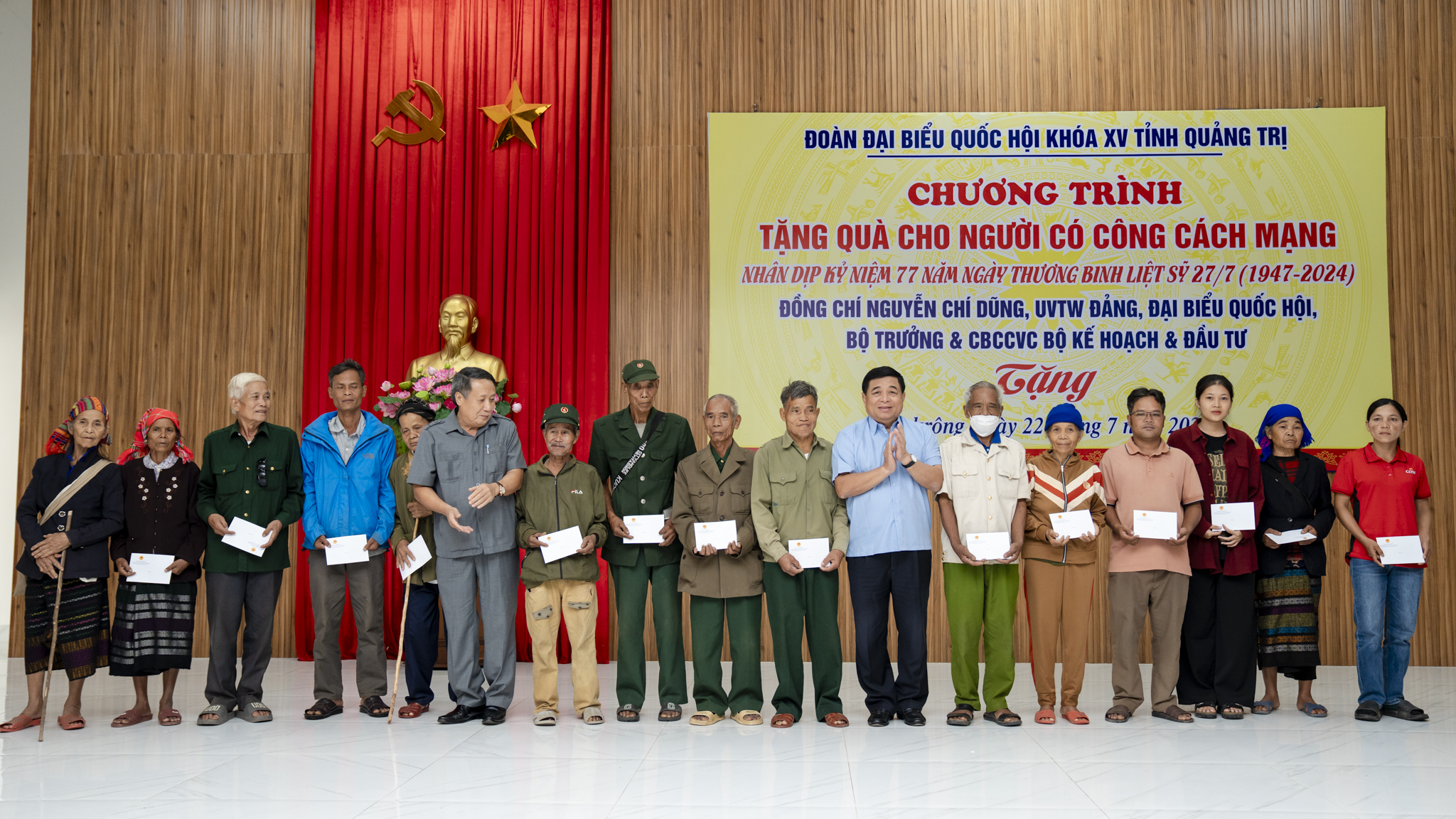 Bộ Kế hoạch và Đầu tư trao tặng quà cho người có công với cách mạng tại huyện Đakrông, Quảng Trị.
