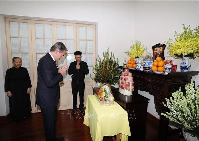 US Secretary of State Antony Blinken offers incense in tribute to General Secretary of the Communist Party of Vietnam Central Committee Nguyen Phu Trong at the late leader's residence in Hanoi. (Photo: VNA)