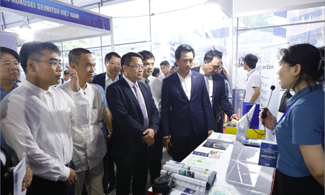 Sự kiện thu hút hơn 60 gian hàng của các đơn vị ngành bán dẫn, công nghệ cao tham gia trưng bày, giới thiệu sản phẩm, giải pháp công nghệ; kết nối, xúc tiến đầu tư, giao thương, hợp tác kinh doanh.