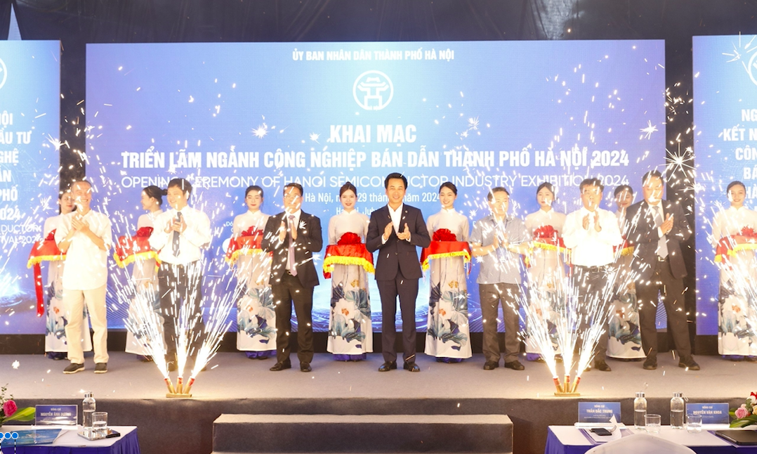 Các đại biểu cắt băng khai mạc Ngày hội “Kết nối đầu tư, phát triển công nghiệp bán dẫn thành phố Hà Nội 2024” chiều 29/7.