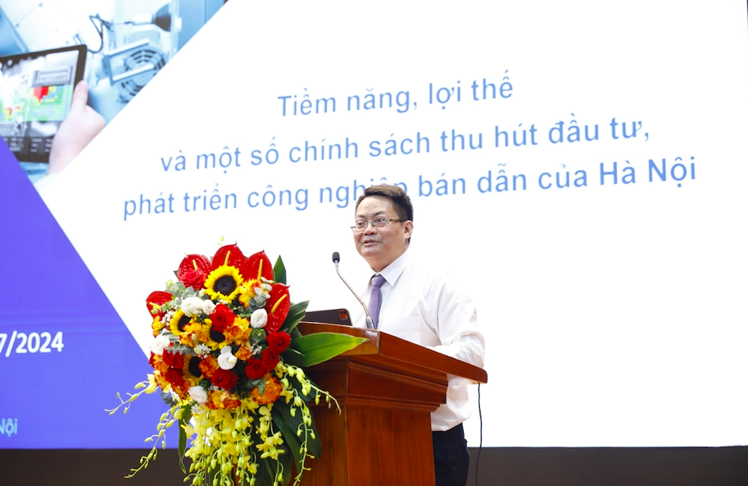 &Ocirc;ng Nguyễn Việt H&ugrave;ng, Gi&aacute;m đốc Sở Th&ocirc;ng tin v&agrave; Truyền th&ocirc;ng H&agrave; Nội chia sẻ những tiềm năng v&agrave; lợi thế về ch&iacute;nh s&aacute;ch thu h&uacute;t đầu tư, ph&aacute;t triển c&ocirc;ng nghiệp b&aacute;n dẫn của H&agrave; Nội.