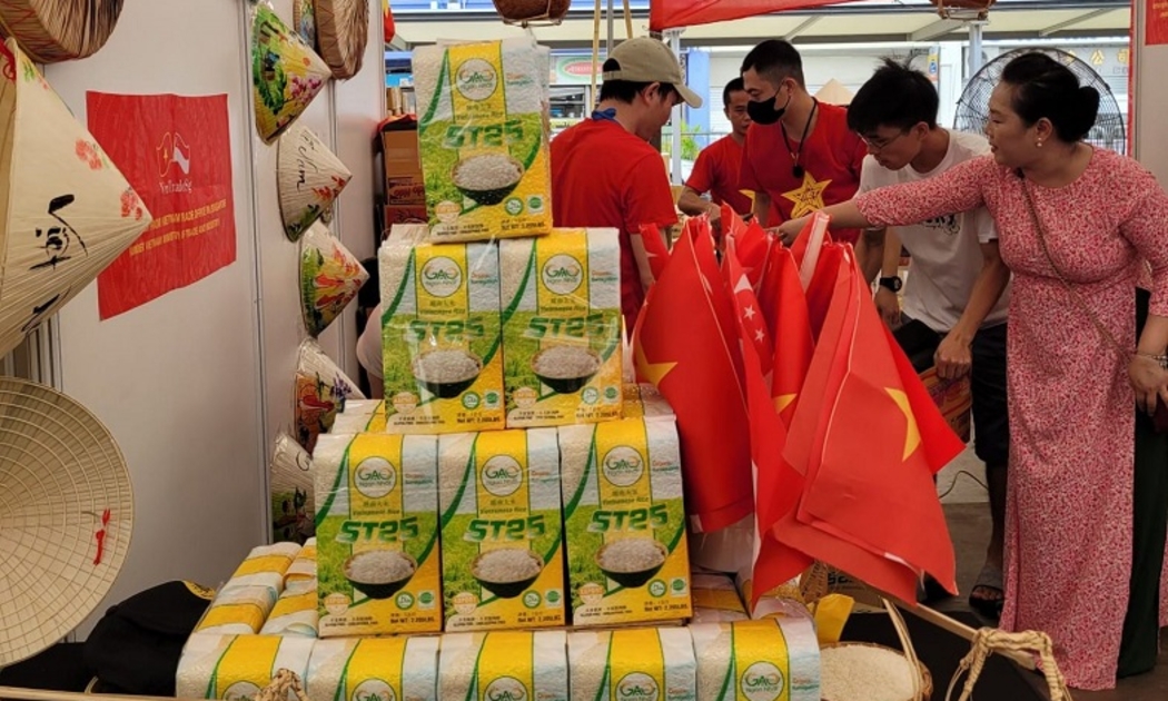 Trưng bày, xúc tiến thương mại sản phẩm gạo tại Singapore tháng 12/2023.