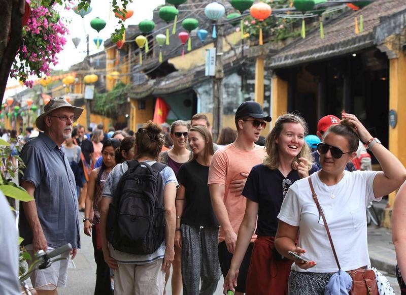 7M retail sales of consumer goods and services hit $142 bln