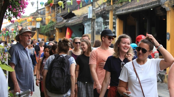 Tổng mức bán lẻ hàng hóa và doanh thu dịch vụ tiêu dùng tăng 8,7%, ngành du lịch đóng góp tích cực 