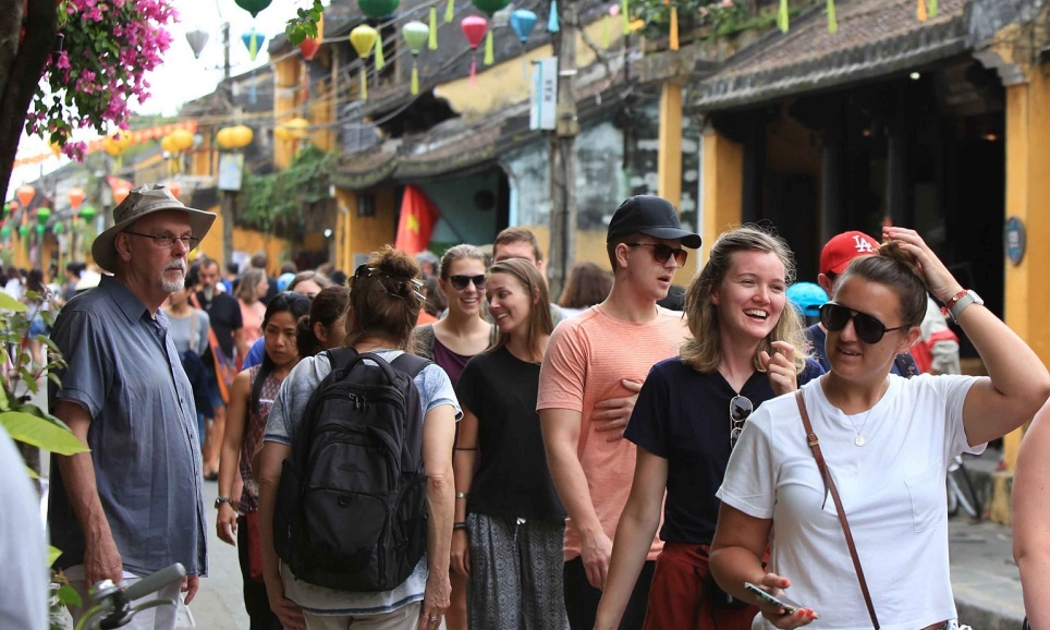 7 tháng năm 2024, khách quốc tế đến Việt Nam đạt gần 10 triệu lượt người, tăng 51% so với cùng kỳ năm trước. 