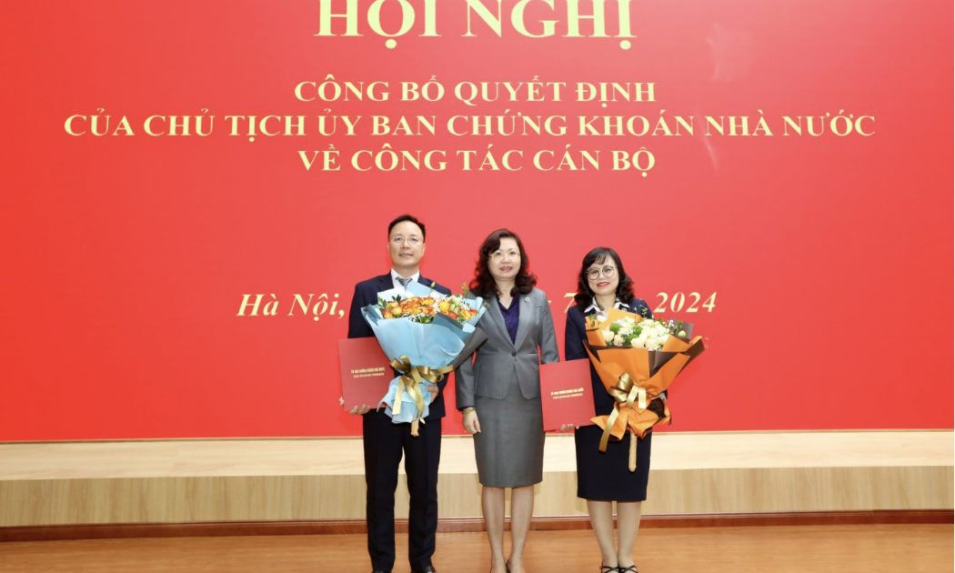 Chủ tịch Ủy ban Chứng khoán Vũ Thị Chân Phương trao quyết định bổ nhiệm cho bà Lê Thị Việt Nga và ông Đỗ Anh Vũ.
