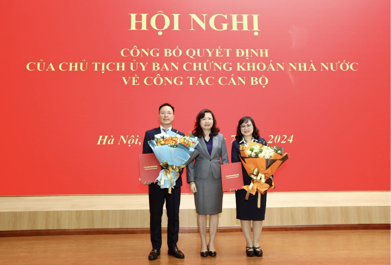 Chủ tịch Ủy ban Chứng khoán Vũ Thị Chân Phương trao quyết định bổ nhiệm cho bà Lê Thị Việt Nga và ông Đỗ Anh Vũ. 