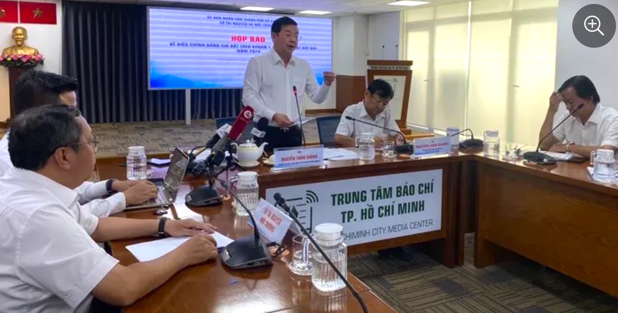 Ông Nguyễn Toàn Thắng, Giám đốc Sở Tài nguyên và Môi trường TP.HCM thông tin tại buổi họp báo chiều ngày 29/7/2024 - Ảnh: PA.