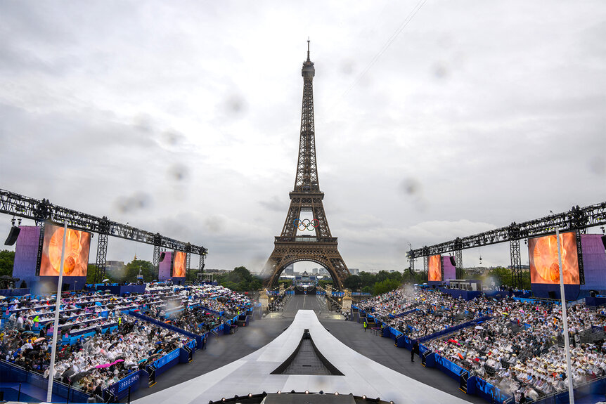 Lễ khai mạc Olympic 2024 là cơ hội tiếp cận tối đa cho hai thương hiệu lớn nhất của LVMH.
