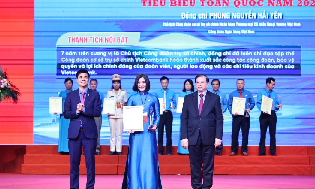 Đồng chí Phùng Nguyễn Hải Yến - Phó Tổng Giám đốc, Chủ tịch Công đoàn cơ sở Trụ sở chính Vietcombank tại Lễ biểu dương 95 Chủ tịch Công đoàn cơ sở, Nghiệp đoàn cơ sở xuất sắc, tiêu biểu toàn quốc lần thứ V.