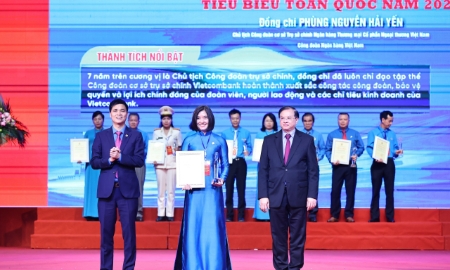 Đồng chí Phùng Nguyễn Hải Yến - Phó Tổng Giám đốc, Chủ tịch Công đoàn cơ sở Trụ sở chính Vietcombank tại Lễ biểu dương 95 Chủ tịch Công đoàn cơ sở, Nghiệp đoàn cơ sở xuất sắc, tiêu biểu toàn quốc lần thứ V.