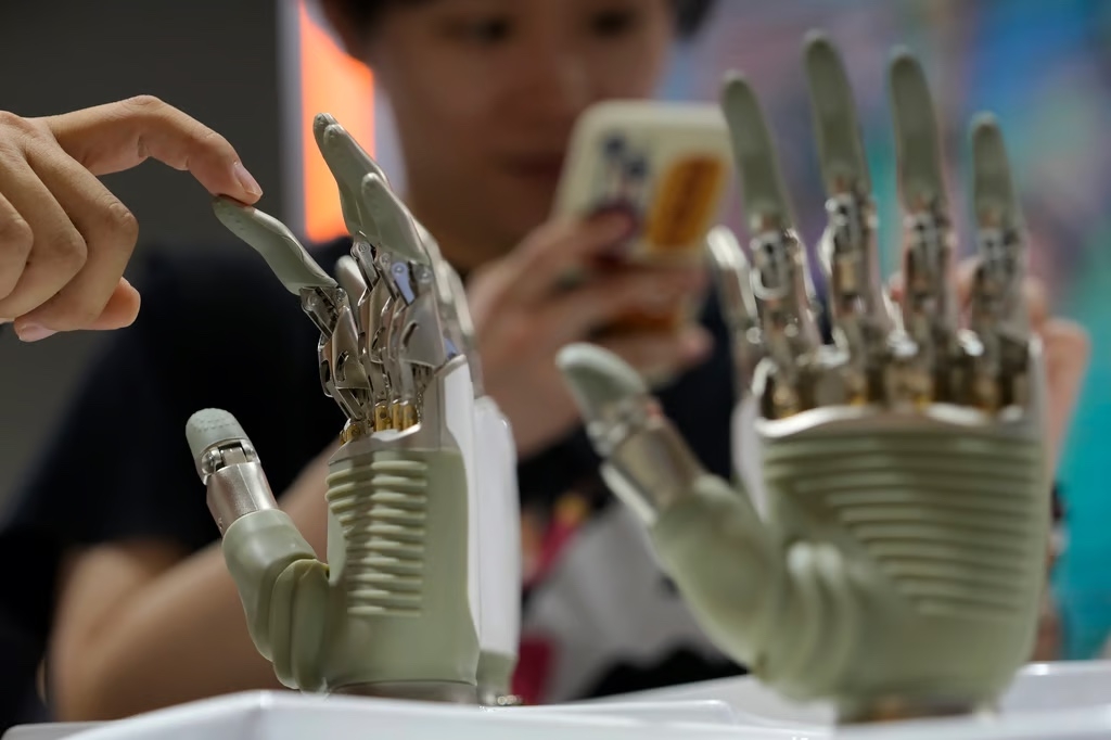 Một robot h&igrave;nh người được trưng b&agrave;y tại Hội nghị Tr&iacute; tuệ nh&acirc;n tạo thế giới ở Thượng Hải &nbsp;