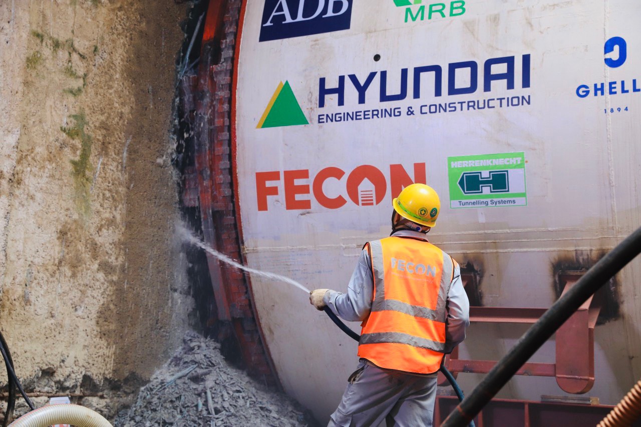 Tiến độ thi công tổng thể gói thầu CP03 - Hầm và các ga ngầm đạt 43,4%. Dự kiến, đoạn tuyến đi ngầm sẽ hoàn thành vào năm 2027.
