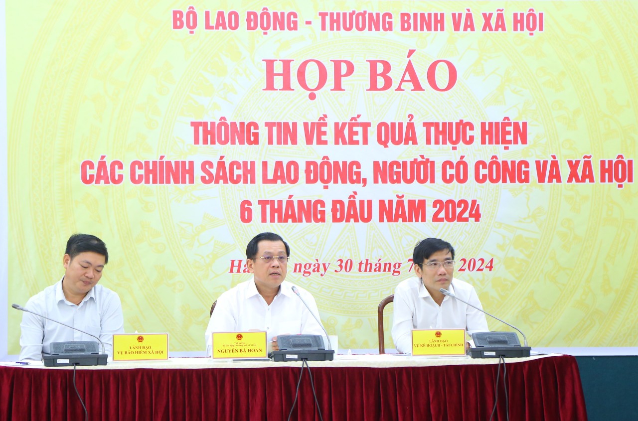 Thứ trưởng Bộ Lao động - Thương binh v&agrave; X&atilde; hội Nguyễn B&aacute; Hoan (giữa) chủ tr&igrave; họp b&aacute;o. Ảnh: Tống Gi&aacute;p.