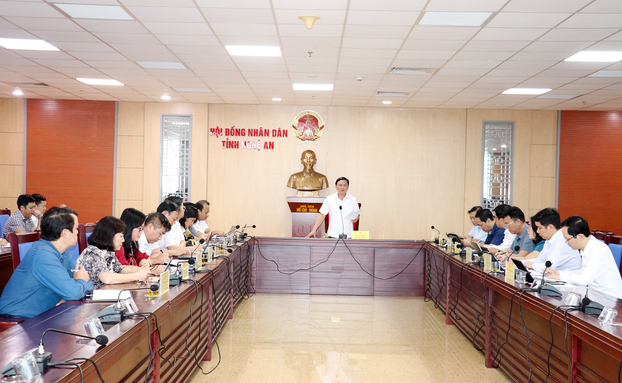 To&agrave;n cảnh phi&ecirc;n họp