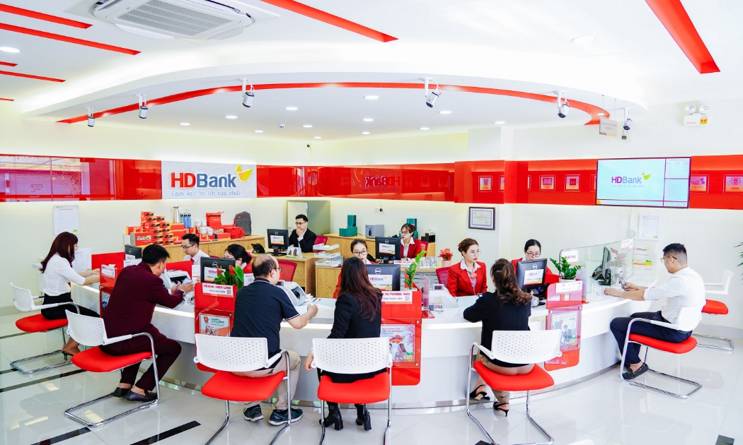 Khách hàng giao dịch tại HDBank.