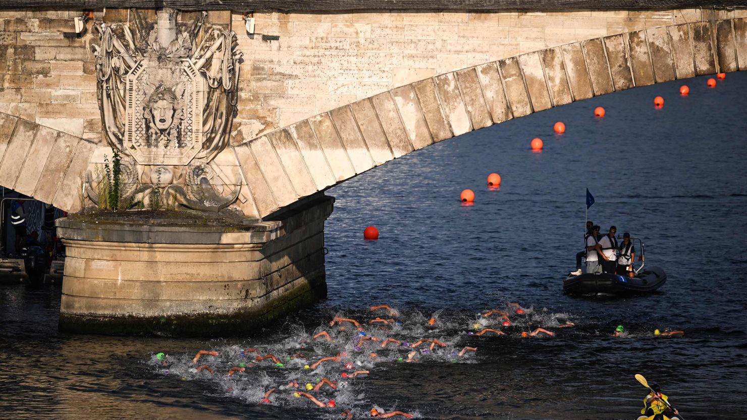  Việc tổ chức thi đấu ba môn phối hợp trên sông Seine vốn đã gây tranh cãi trước thềm Olympic Paris. 