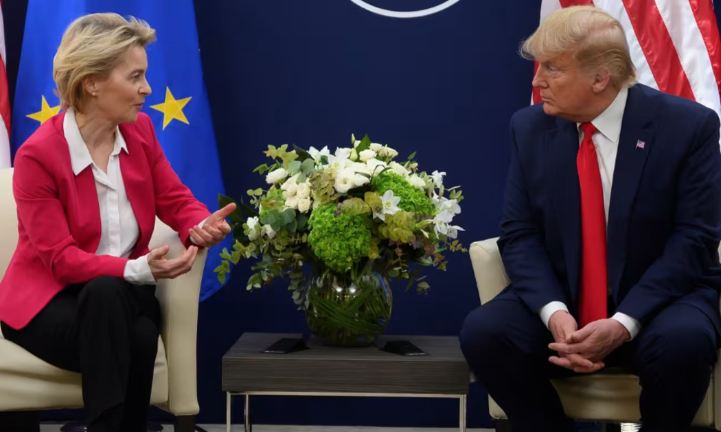 Chủ tịch EC Ursula von der Leyen và ông Trump tại một cuộc gặp trong khuôn khổ hội nghị thường niên của Diễn đàn Kinh tế Thế giới (WEF) lần thứ 50 tại Davos, Thụy Sĩ, ngày 21/1/2020 - Ảnh: Reuters