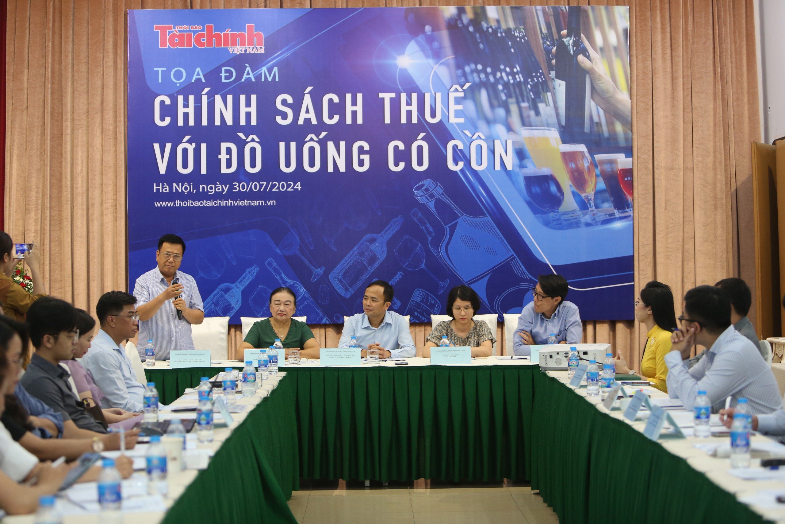 Các đại biểu, chuyên gia bàn luận về lộ trình tăng thuế tiêu thụ đặc biệt tại tọa đàm. 
