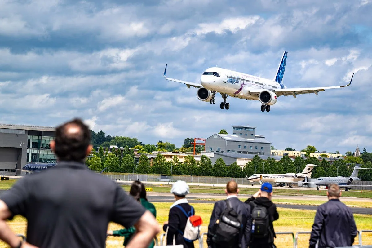 Airbus và Boeing đều ký được các hợp đồng bán máy bay lớn trong ngày đầu tiên diễn ra triển lãm hàng không Farnborough (Anh).