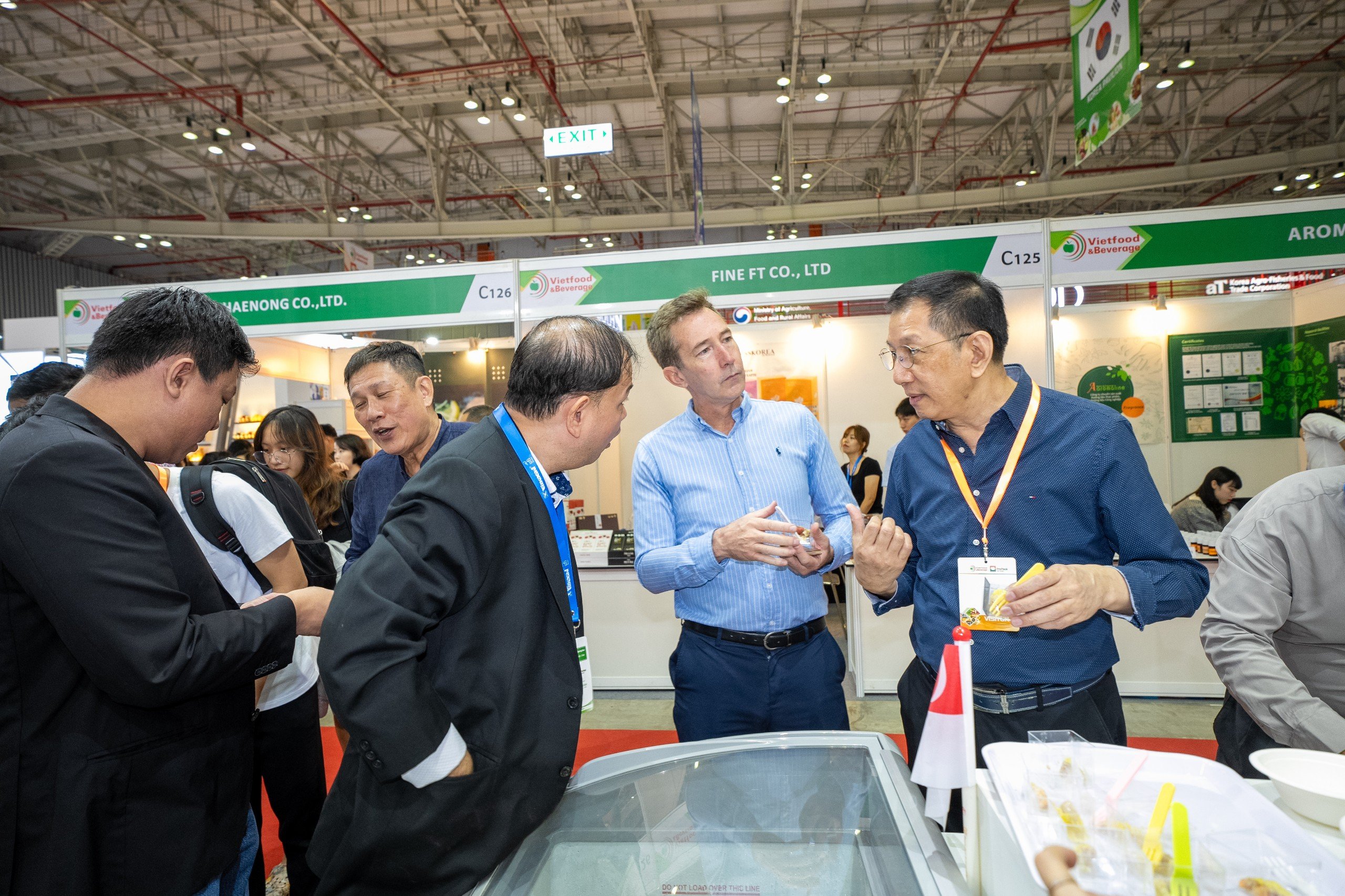 Vietfood & Beverage &ndash; Propack Vietnam 2024 đặt trọng t&acirc;m mang đến một m&ocirc;i trường để c&aacute;c doanh nghiệp gặp gỡ, hướng tới gi&aacute; trị thực chất, hiệu quả thực chất. Ảnh: Triển l&atilde;m Vietfood & Beverage năm 2023.