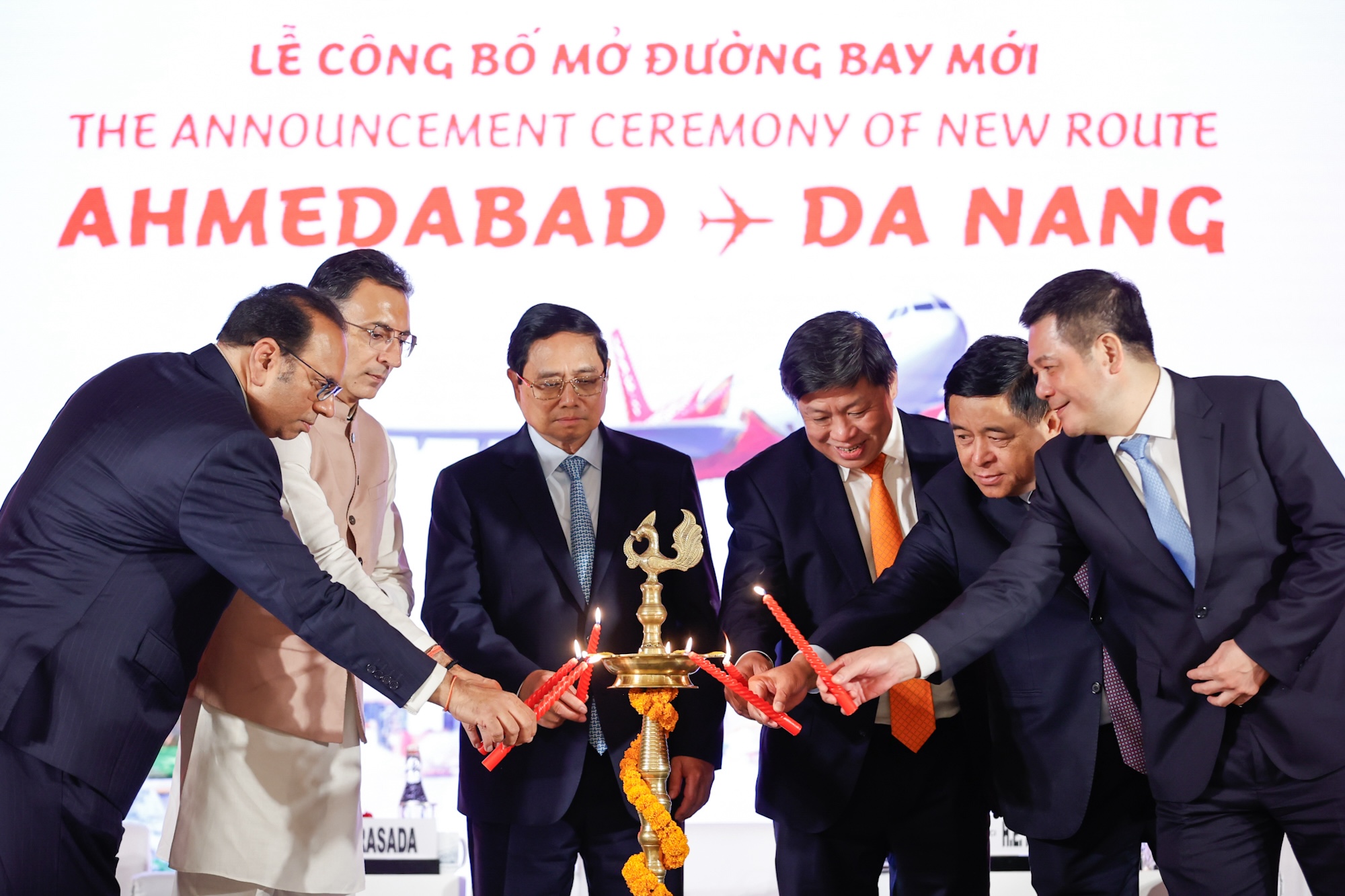 Thủ tướng Chính phủ Phạm Minh Chính (thứ ba từ trái sang) cùng lãnh đạo cấp cao hai nước Việt Nam - Ấn Độ thực hiện nghi thức công bố đường bay mới Ahmedabad - Đà Nẵng của Vietjet.