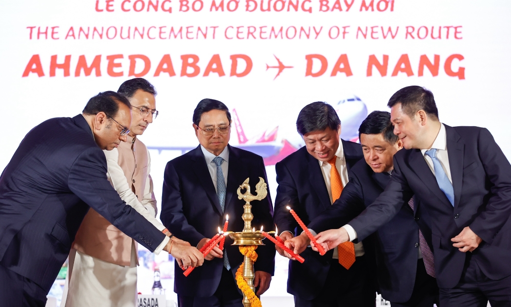 Thủ tướng Chính phủ Phạm Minh Chính (thứ ba từ trái sang) cùng lãnh đạo cấp cao hai nước Việt Nam - Ấn Độ thực hiện nghi thức công bố đường bay mới Ahmedabad - Đà Nẵng của Vietjet.